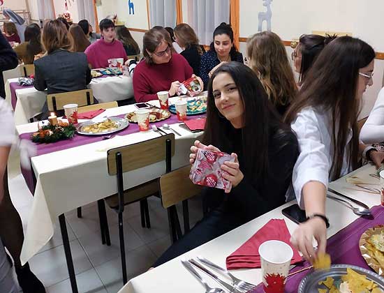 Entrega de un detalle en la Navidad 2018 de la residencia universitaria Inmaculada