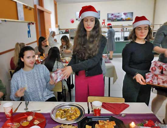 Entrega de un detalle en la Navidad 2018 de la residencia universitaria Inmaculada