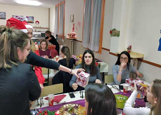 Entrega de un detalle en la Navidad 2018 de la residencia universitaria Inmaculada